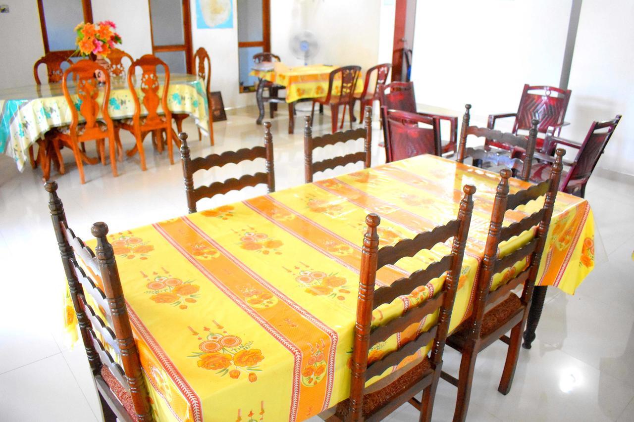 Lion Rest Otel Anuradhapura Dış mekan fotoğraf